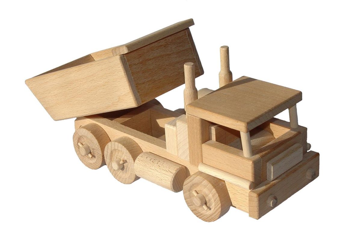 Трактор из дерева для детей